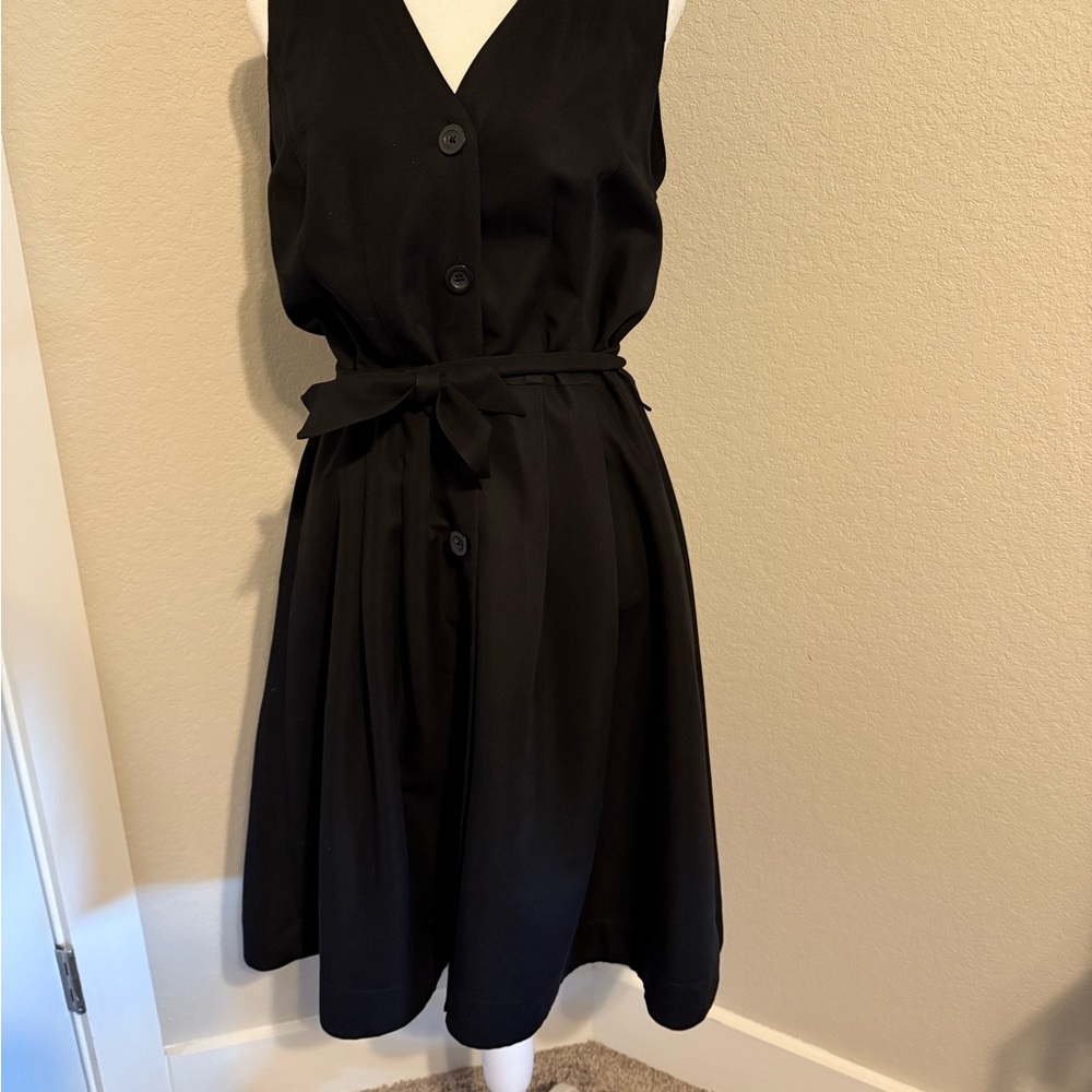 Elegant Black Sleeveless Dress with pockets!